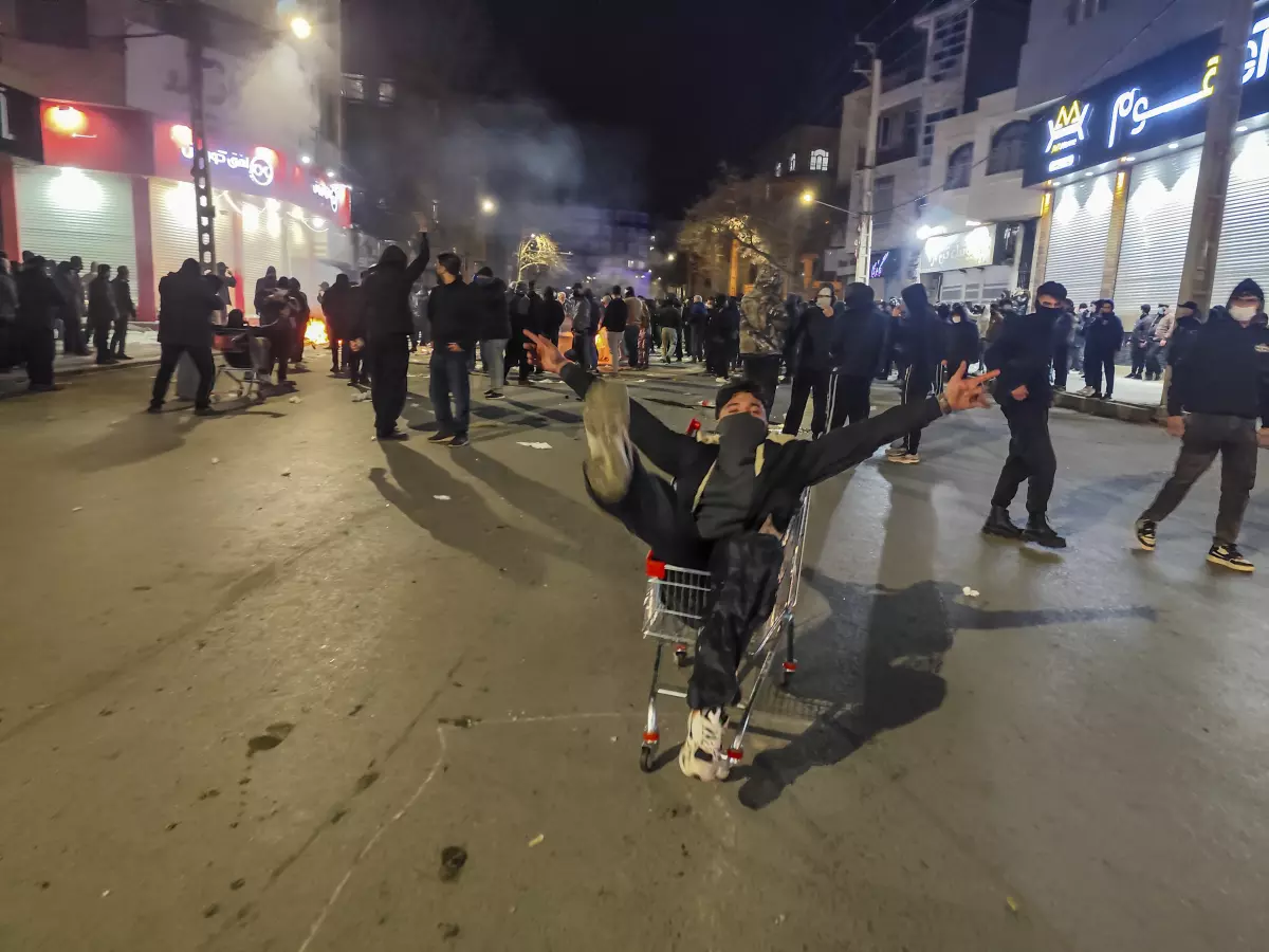 Iran Protests Escalate Amid Nationwide Internet Blackout